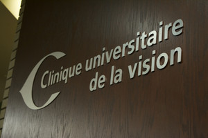 Logo en métal de la Clinique universitaire de la vision (CUV)