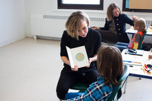 Une optométriste fait passer un test de dépistage visuel à un enfant