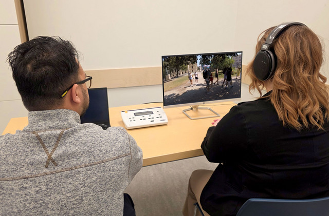 Un étudiant de l'École d'optométrie évalue un participant au projet de recherche